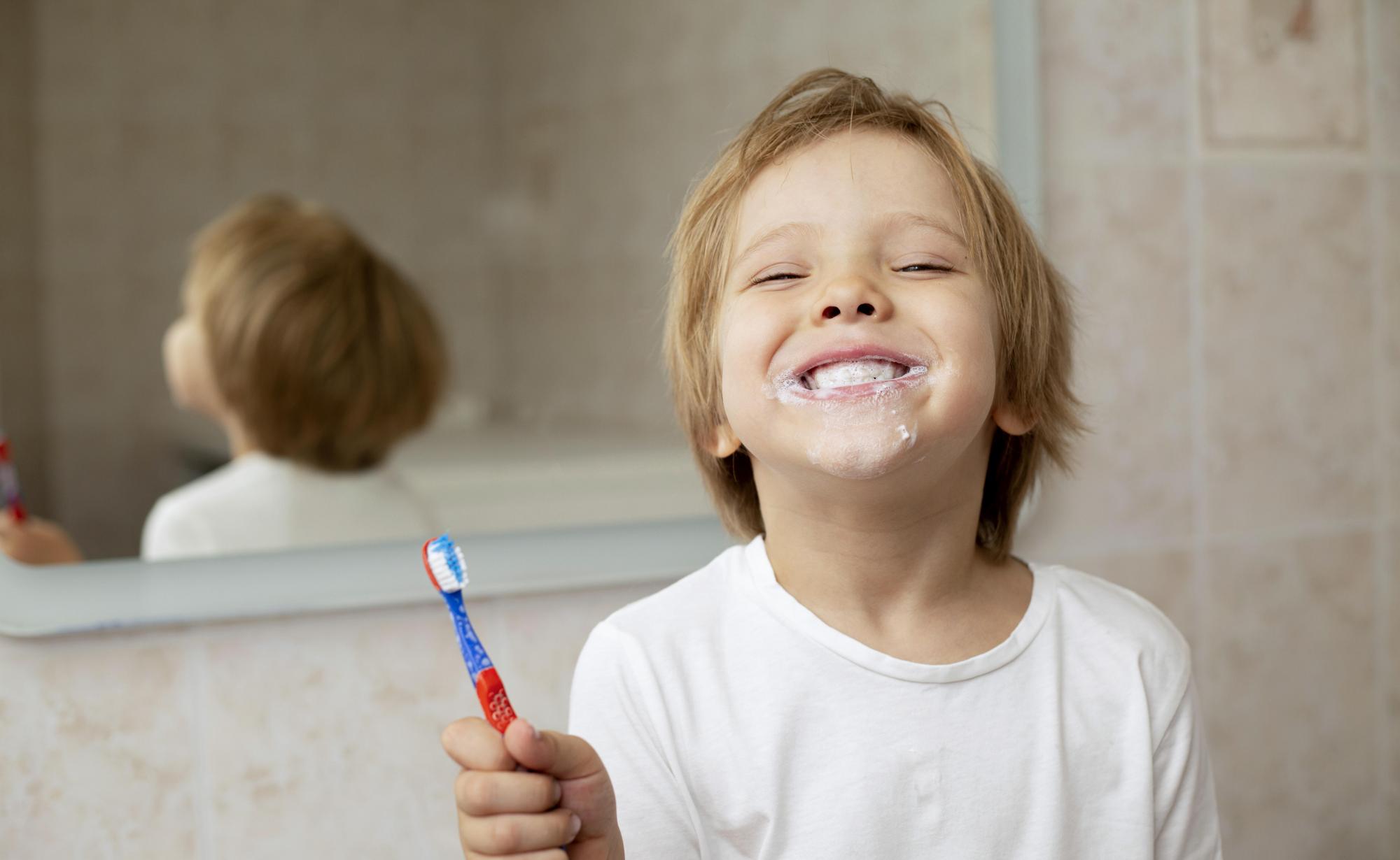 Dieťa umývajúce si zuby.