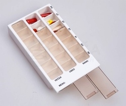 Týždenný dávkovač liekov, typ 02 (biely)